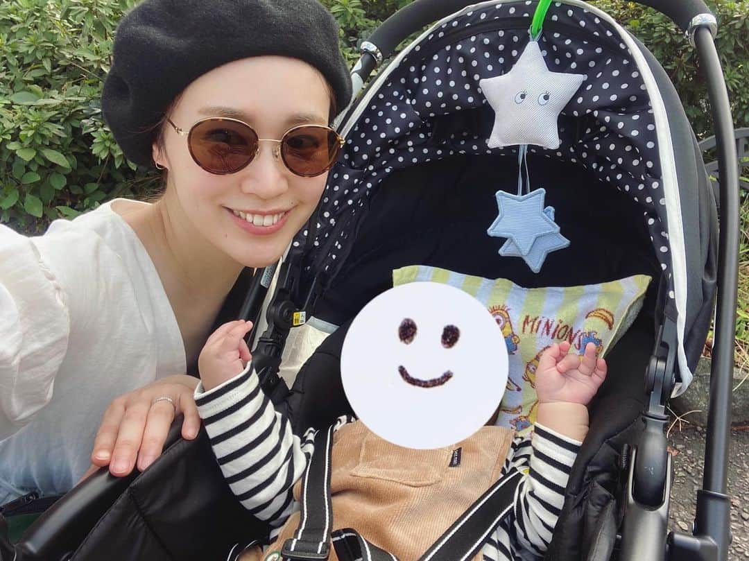 のインスタグラム：「秋風が気持ち良い〜🌿﻿ ﻿ お散歩楽しもうと思ったのにおチビはお散歩に出た瞬間寝た😂﻿ でも心地よい秋風や緑の匂いは感じられたはず👶🏻🌿」