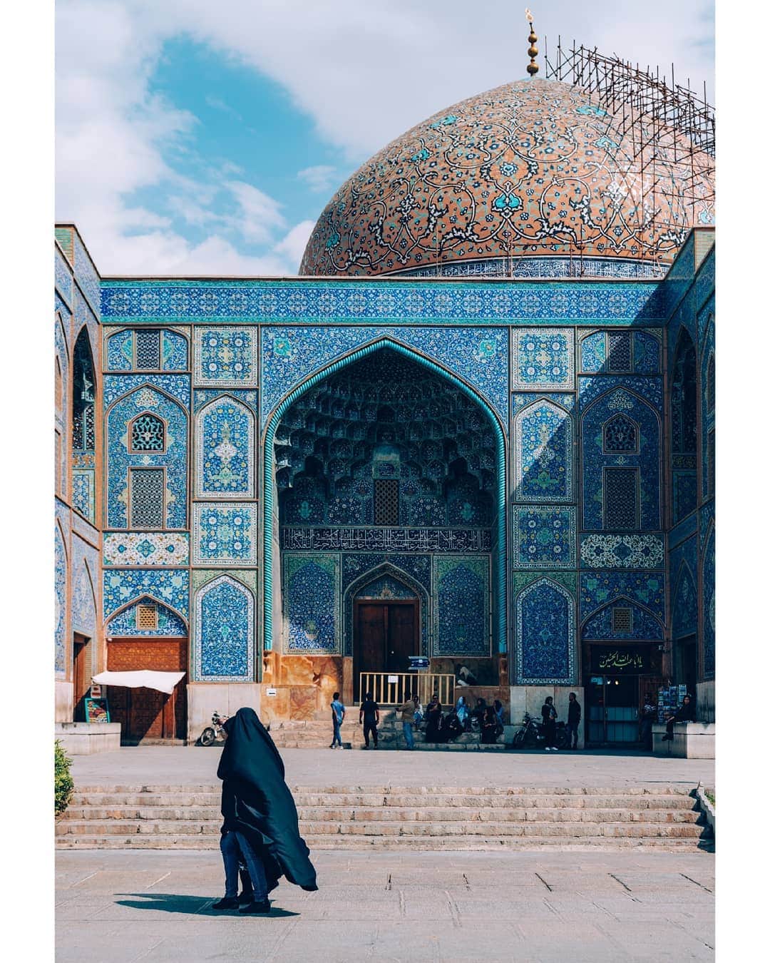 VuTheara Khamさんのインスタグラム写真 - (VuTheara KhamInstagram)「Souvenir of Esfahan, Iran, (2019) 🇮🇷 Well arrived in Paris since Monday evening, I have a lot souvenirs from Iran in my head: faces, people, architecture, culture, landscape... Thank you so much everybody for all yours messages. I'll be back next year.  I'll continue to share a series of pictures in Iran this week.  It's a series of pictures taken in the Masjed-e Cheikh Lotfollah, focus in architecture and details. 💙 @feeliran #letsfeeliran」10月17日 0時14分 - vutheara