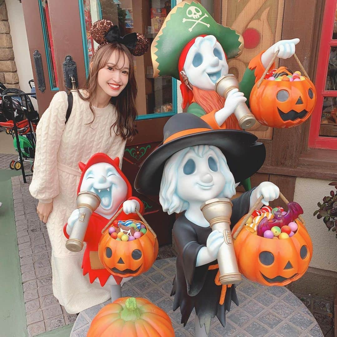 あかねぴさんのインスタグラム写真 - (あかねぴInstagram)「.﻿ ﻿ ディズニーコーデ🎃♡﻿ ﻿ 一気に寒くなってびっくり、、！🥺﻿ ニットワンピースは @miia_official ﻿ ﻿ もうニットが着れちゃう時期になった🥰﻿ 10/15発売のエンジェルワンピースは﻿ 着心地は楽チンなのに﻿ ウェストのリボンとシルエットがきれいで﻿ 今年の秋冬に大活躍しそう🤔💕﻿ ﻿ この日はブーツに合わせたけど﻿ 155cmでもぺたんこの靴も引きずらなかった❤︎﻿ スニーカーと合わせてもかわいい〜🌛﻿ ﻿ #disneyland #code #disney #photo﻿ #miia #onepiece #ootd #knit #winter﻿ #エンジェルワンピース #ニット﻿ #ディズニーコーデ #ディズニーランド﻿ #ニットワンピース #ハロウィン」10月17日 0時25分 - akanepi0426