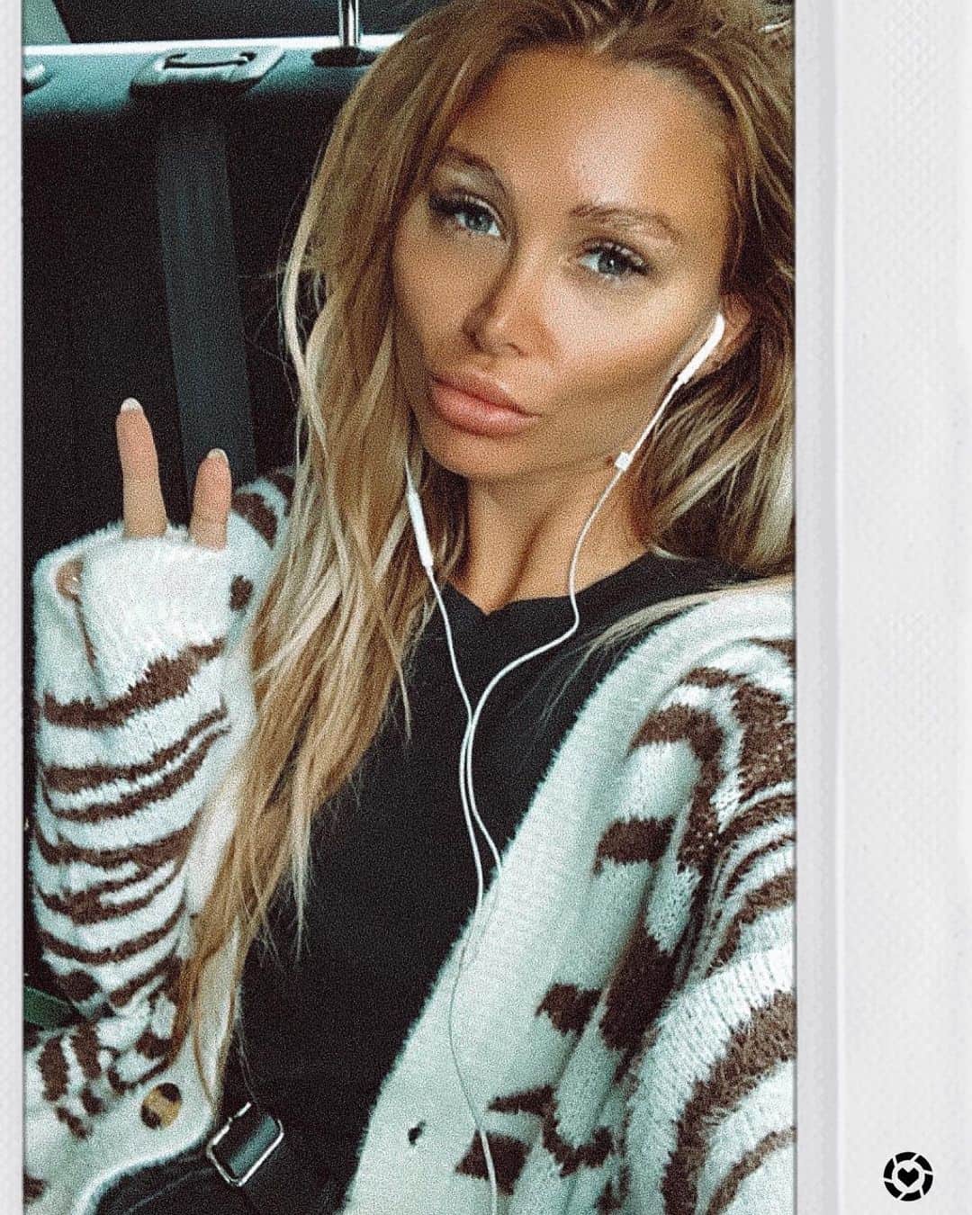 ルー・ティーズデールのインスタグラム：「Loads of people asking about my cardigan... this one’s from @sheinofficial I’ve linked loads of good/animal-print oversized cardigans on my @liketoknow.it (link in bio) if you have the @liketoknow.it app you can also screenshot this pic and it will take you straight to cardigan city 🐾」