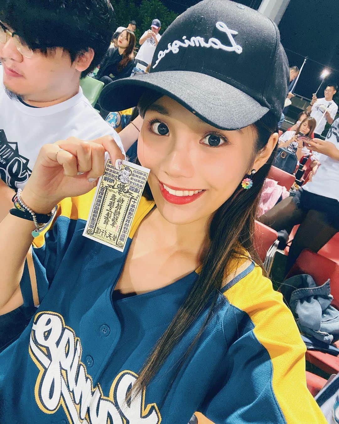 琳妲さんのインスタグラム写真 - (琳妲Instagram)「⚾️💙⚾️ 工作完衝來看客場 現場果然 熱血啊啊啊啊啊啊！！！ #明天準備拋彩帶 👏👏👏 #桃猿最強 #桃猿大勝  #我愛Lamigo」10月17日 0時19分 - linda831212