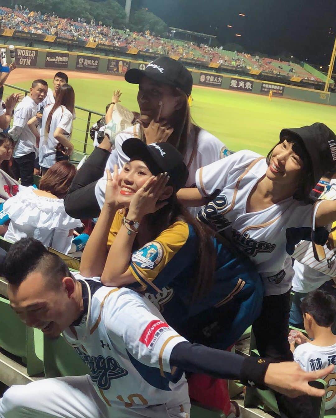 琳妲さんのインスタグラム写真 - (琳妲Instagram)「⚾️💙⚾️ 工作完衝來看客場 現場果然 熱血啊啊啊啊啊啊！！！ #明天準備拋彩帶 👏👏👏 #桃猿最強 #桃猿大勝  #我愛Lamigo」10月17日 0時19分 - linda831212