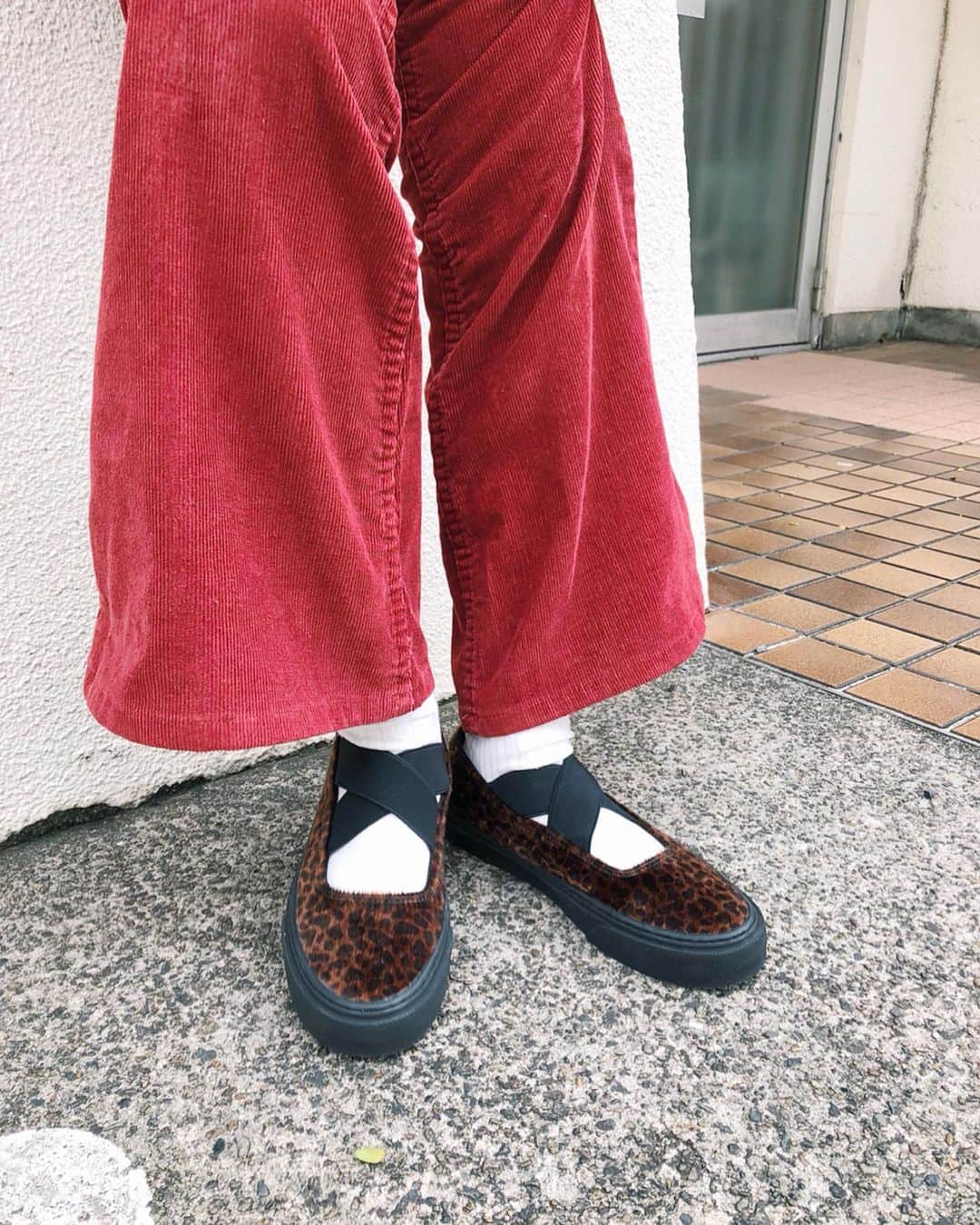 のインスタグラム：「pants... ジャンティーク shoes... @retack_official  knit... @usum_official  glasses... @zoff_eyewear  pants... @bilitis.dix.sept.ans (2.3枚目) 2.3枚目はzoffコラボメガネコーデ。 まえのんが撮ってくれました☺️❤️ #ゾフガルコレ #zoff  #私服さん #しば服」