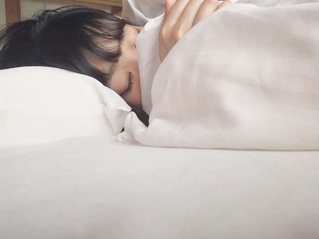 Yun chiのインスタグラム：「もうすこしだけ…😴」