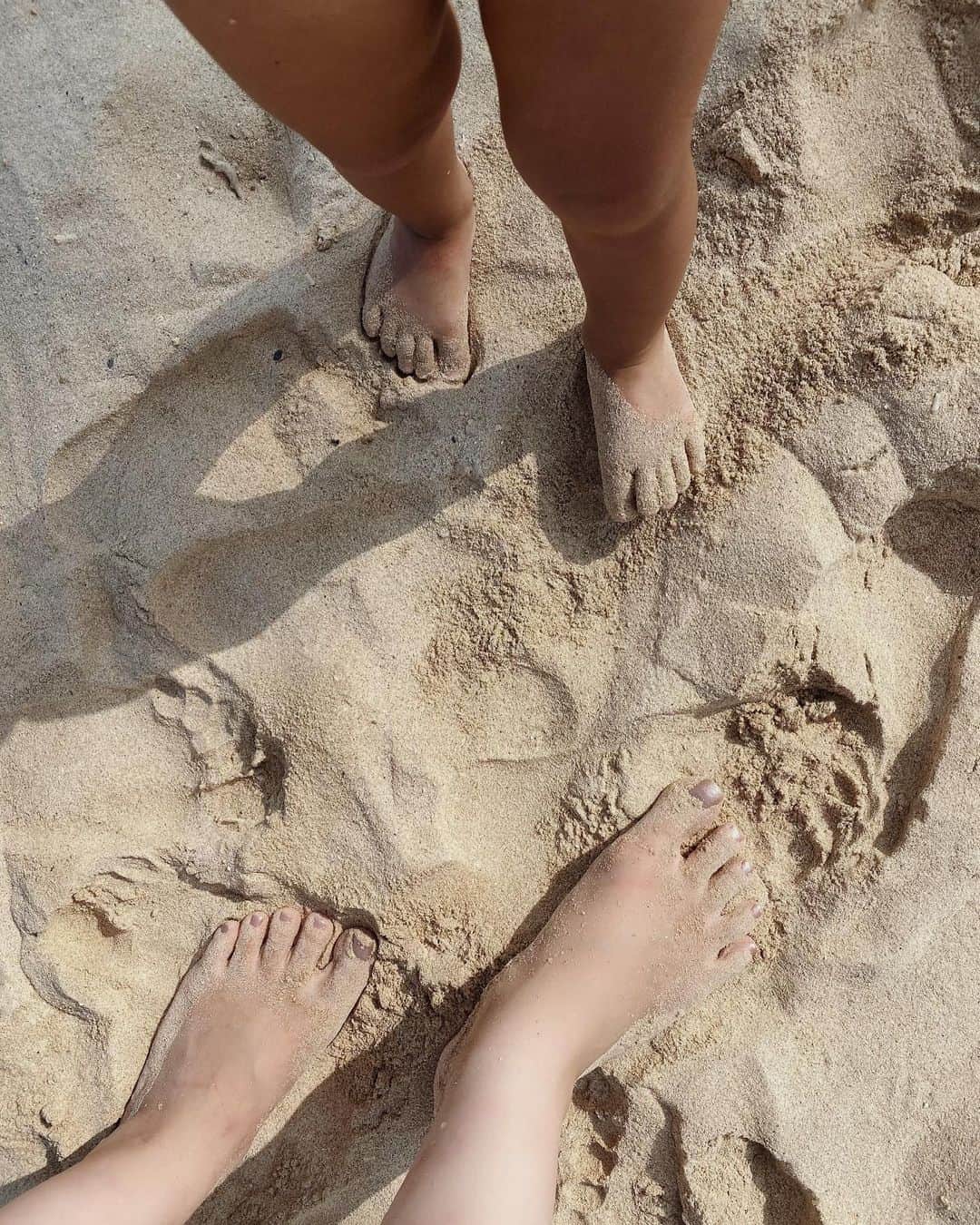 目見田早弥子のインスタグラム：「| 👶🏾👱🏻‍♀️ 家族で初めての海。 最初は怖がってたのにすぐに慣れて 帰りたくないと駄々をこねました😂 この日は朝からのビーチで、 風も強くかなり涼しかったのですぐに退散🐋 ネイルポリッシュはお気に入りの ADDICTION #SuperMoon」
