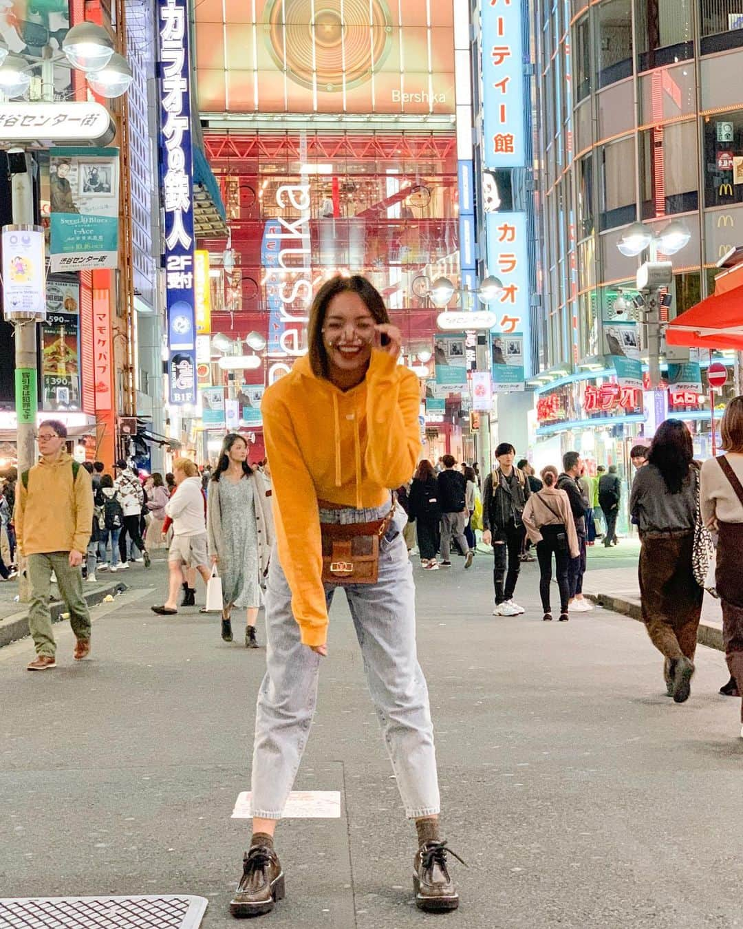 太田モニカさんのインスタグラム写真 - (太田モニカInstagram)「Shibuya..‼︎☺︎ ちょっと臭いけど 大好きな街並みっ❤️ . . 今日も素敵な木曜日を😘💋 . . #monikalifestyle #love #shibuya  #tokyo #japan #ootd #kith #渋谷　#東京　#すきな街 #新潟から上京してはや４年」10月17日 10時20分 - x.monika86.x