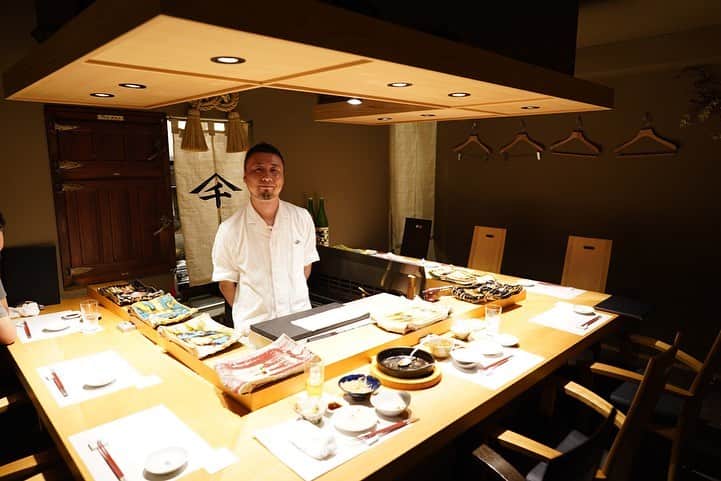 福岡グルメ 福岡ランチ「デビログ」さんのインスタグラム写真 - (福岡グルメ 福岡ランチ「デビログ」Instagram)「白金にある『#もつ焼塩田屋 白金店』はやっぱりいいね👍 場所は「かわ屋」の横！ 名物鉄板焼の「#中身焼 」1,780円（税別）は丸腸やハツなどの5種類のホルモンが一度に楽しめる。しかも、野菜もたっぷりで嬉しい！旬の野菜を使っているので、季節感があるのも良いね。これを濃厚な自家製味噌ベースのタレにつけていただくのだが、めちゃめちゃうまーーい😋👌 〆の「ガーリックライス」1,200円（税別）は初めて食べたけど、鰹節やネギがたっぷり掛かかり、真ん中に生卵をポトンと落とした、“和風ガーリックライス”！これはたまらんばい😆 しかし、刀のような包丁はヤバいね(笑) . メニュー、他pic、内観などは「デビログ」に掲載しています。 サイトを見る場合はブラウザで「デビログ」で検索👉 .  #もつ焼塩田屋白金店 #福岡市中央区白金 1-15-7 092-532-0255 18:00～2:00 不定休※月曜日に休むことが多いらしい。 日曜日営業 . ♦️福岡グルメ 福岡ランチを検索できるブログ は「デビログ」で検索👉 ♦️マニアックな情報や本当に美味しいお店情報なら「もっとデビログ」で検索👉 . #福岡もつ料理 #福岡もつ焼き #塩田屋 #インスタグルメアワード2019 #福岡 #博多 #fukuokapics #fukuoka #fukuokacity #hakata #fukuokarestaurant #fukuokagourmet #IGersJP #ig_japan #福岡レストラン #福岡飲食店 #福岡グルメ #福岡ランチ #福岡ごはん #福岡ご飯 #食べログ福岡 #福岡飯 #福岡食べ歩き #インスタグルメ」10月17日 10時45分 - devi_takahashi