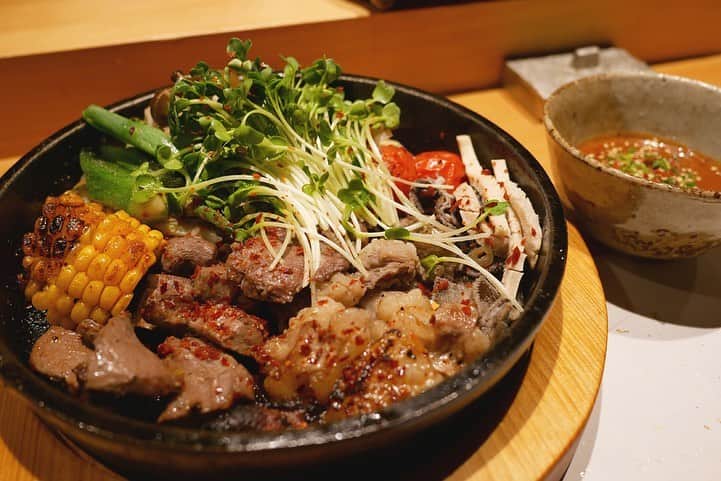 福岡グルメ 福岡ランチ「デビログ」さんのインスタグラム写真 - (福岡グルメ 福岡ランチ「デビログ」Instagram)「白金にある『#もつ焼塩田屋 白金店』はやっぱりいいね👍 場所は「かわ屋」の横！ 名物鉄板焼の「#中身焼 」1,780円（税別）は丸腸やハツなどの5種類のホルモンが一度に楽しめる。しかも、野菜もたっぷりで嬉しい！旬の野菜を使っているので、季節感があるのも良いね。これを濃厚な自家製味噌ベースのタレにつけていただくのだが、めちゃめちゃうまーーい😋👌 〆の「ガーリックライス」1,200円（税別）は初めて食べたけど、鰹節やネギがたっぷり掛かかり、真ん中に生卵をポトンと落とした、“和風ガーリックライス”！これはたまらんばい😆 しかし、刀のような包丁はヤバいね(笑) . メニュー、他pic、内観などは「デビログ」に掲載しています。 サイトを見る場合はブラウザで「デビログ」で検索👉 .  #もつ焼塩田屋白金店 #福岡市中央区白金 1-15-7 092-532-0255 18:00～2:00 不定休※月曜日に休むことが多いらしい。 日曜日営業 . ♦️福岡グルメ 福岡ランチを検索できるブログ は「デビログ」で検索👉 ♦️マニアックな情報や本当に美味しいお店情報なら「もっとデビログ」で検索👉 . #福岡もつ料理 #福岡もつ焼き #塩田屋 #インスタグルメアワード2019 #福岡 #博多 #fukuokapics #fukuoka #fukuokacity #hakata #fukuokarestaurant #fukuokagourmet #IGersJP #ig_japan #福岡レストラン #福岡飲食店 #福岡グルメ #福岡ランチ #福岡ごはん #福岡ご飯 #食べログ福岡 #福岡飯 #福岡食べ歩き #インスタグルメ」10月17日 10時45分 - devi_takahashi