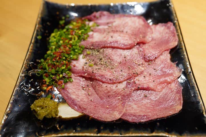 福岡グルメ 福岡ランチ「デビログ」さんのインスタグラム写真 - (福岡グルメ 福岡ランチ「デビログ」Instagram)「白金にある『#もつ焼塩田屋 白金店』はやっぱりいいね👍 場所は「かわ屋」の横！ 名物鉄板焼の「#中身焼 」1,780円（税別）は丸腸やハツなどの5種類のホルモンが一度に楽しめる。しかも、野菜もたっぷりで嬉しい！旬の野菜を使っているので、季節感があるのも良いね。これを濃厚な自家製味噌ベースのタレにつけていただくのだが、めちゃめちゃうまーーい😋👌 〆の「ガーリックライス」1,200円（税別）は初めて食べたけど、鰹節やネギがたっぷり掛かかり、真ん中に生卵をポトンと落とした、“和風ガーリックライス”！これはたまらんばい😆 しかし、刀のような包丁はヤバいね(笑) . メニュー、他pic、内観などは「デビログ」に掲載しています。 サイトを見る場合はブラウザで「デビログ」で検索👉 .  #もつ焼塩田屋白金店 #福岡市中央区白金 1-15-7 092-532-0255 18:00～2:00 不定休※月曜日に休むことが多いらしい。 日曜日営業 . ♦️福岡グルメ 福岡ランチを検索できるブログ は「デビログ」で検索👉 ♦️マニアックな情報や本当に美味しいお店情報なら「もっとデビログ」で検索👉 . #福岡もつ料理 #福岡もつ焼き #塩田屋 #インスタグルメアワード2019 #福岡 #博多 #fukuokapics #fukuoka #fukuokacity #hakata #fukuokarestaurant #fukuokagourmet #IGersJP #ig_japan #福岡レストラン #福岡飲食店 #福岡グルメ #福岡ランチ #福岡ごはん #福岡ご飯 #食べログ福岡 #福岡飯 #福岡食べ歩き #インスタグルメ」10月17日 10時45分 - devi_takahashi