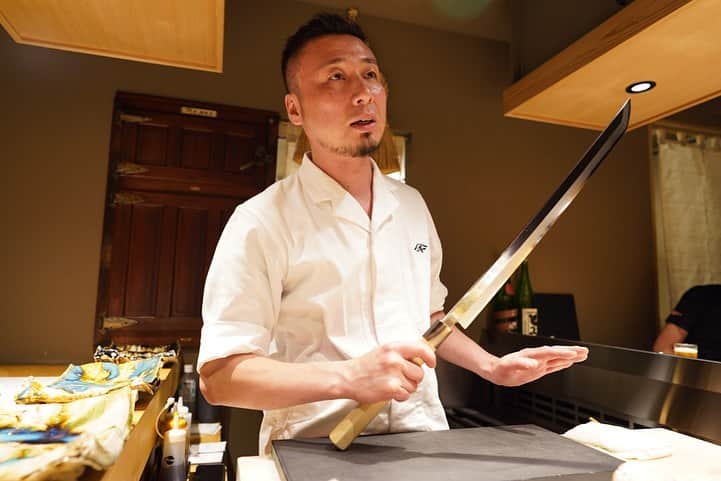 福岡グルメ 福岡ランチ「デビログ」さんのインスタグラム写真 - (福岡グルメ 福岡ランチ「デビログ」Instagram)「白金にある『#もつ焼塩田屋 白金店』はやっぱりいいね👍 場所は「かわ屋」の横！ 名物鉄板焼の「#中身焼 」1,780円（税別）は丸腸やハツなどの5種類のホルモンが一度に楽しめる。しかも、野菜もたっぷりで嬉しい！旬の野菜を使っているので、季節感があるのも良いね。これを濃厚な自家製味噌ベースのタレにつけていただくのだが、めちゃめちゃうまーーい😋👌 〆の「ガーリックライス」1,200円（税別）は初めて食べたけど、鰹節やネギがたっぷり掛かかり、真ん中に生卵をポトンと落とした、“和風ガーリックライス”！これはたまらんばい😆 しかし、刀のような包丁はヤバいね(笑) . メニュー、他pic、内観などは「デビログ」に掲載しています。 サイトを見る場合はブラウザで「デビログ」で検索👉 .  #もつ焼塩田屋白金店 #福岡市中央区白金 1-15-7 092-532-0255 18:00～2:00 不定休※月曜日に休むことが多いらしい。 日曜日営業 . ♦️福岡グルメ 福岡ランチを検索できるブログ は「デビログ」で検索👉 ♦️マニアックな情報や本当に美味しいお店情報なら「もっとデビログ」で検索👉 . #福岡もつ料理 #福岡もつ焼き #塩田屋 #インスタグルメアワード2019 #福岡 #博多 #fukuokapics #fukuoka #fukuokacity #hakata #fukuokarestaurant #fukuokagourmet #IGersJP #ig_japan #福岡レストラン #福岡飲食店 #福岡グルメ #福岡ランチ #福岡ごはん #福岡ご飯 #食べログ福岡 #福岡飯 #福岡食べ歩き #インスタグルメ」10月17日 10時45分 - devi_takahashi