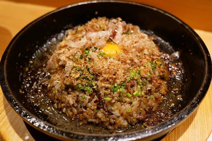 福岡グルメ 福岡ランチ「デビログ」さんのインスタグラム写真 - (福岡グルメ 福岡ランチ「デビログ」Instagram)「白金にある『#もつ焼塩田屋 白金店』はやっぱりいいね👍 場所は「かわ屋」の横！ 名物鉄板焼の「#中身焼 」1,780円（税別）は丸腸やハツなどの5種類のホルモンが一度に楽しめる。しかも、野菜もたっぷりで嬉しい！旬の野菜を使っているので、季節感があるのも良いね。これを濃厚な自家製味噌ベースのタレにつけていただくのだが、めちゃめちゃうまーーい😋👌 〆の「ガーリックライス」1,200円（税別）は初めて食べたけど、鰹節やネギがたっぷり掛かかり、真ん中に生卵をポトンと落とした、“和風ガーリックライス”！これはたまらんばい😆 しかし、刀のような包丁はヤバいね(笑) . メニュー、他pic、内観などは「デビログ」に掲載しています。 サイトを見る場合はブラウザで「デビログ」で検索👉 .  #もつ焼塩田屋白金店 #福岡市中央区白金 1-15-7 092-532-0255 18:00～2:00 不定休※月曜日に休むことが多いらしい。 日曜日営業 . ♦️福岡グルメ 福岡ランチを検索できるブログ は「デビログ」で検索👉 ♦️マニアックな情報や本当に美味しいお店情報なら「もっとデビログ」で検索👉 . #福岡もつ料理 #福岡もつ焼き #塩田屋 #インスタグルメアワード2019 #福岡 #博多 #fukuokapics #fukuoka #fukuokacity #hakata #fukuokarestaurant #fukuokagourmet #IGersJP #ig_japan #福岡レストラン #福岡飲食店 #福岡グルメ #福岡ランチ #福岡ごはん #福岡ご飯 #食べログ福岡 #福岡飯 #福岡食べ歩き #インスタグルメ」10月17日 10時45分 - devi_takahashi