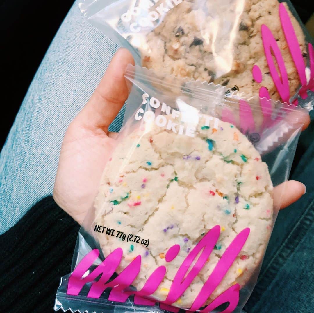 エビアン・クーさんのインスタグラム写真 - (エビアン・クーInstagram)「Cookie shopping in NYC🍪 美味しいクッキーらしい #ミルクバーのクッキー」10月17日 10時48分 - avian_official