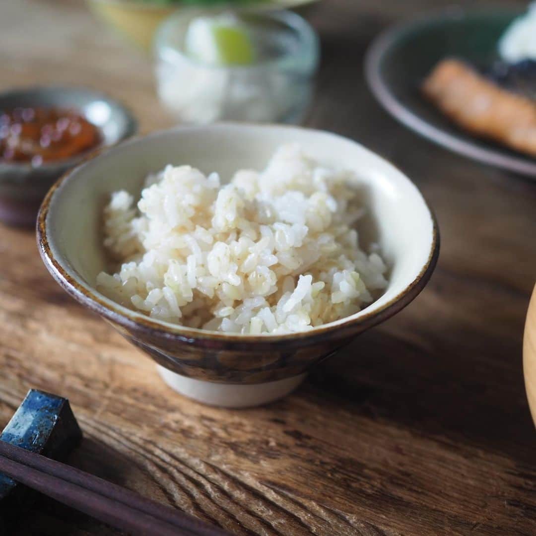 高山都さんのインスタグラム写真 - (高山都Instagram)「さぁー元気出すぞーって日は、すこしだけ自分に手をかける。 玄米炊いて、秋鮭焼いて、あとは作り置きを好きな器に盛って少しずつ。 お味噌汁には昨日の残りのカブの葉とえのき。 玄米は、ビタミン、マグネシウムが豊富なので、食べるだけで体内の巡りが良くなる。 いくらは、自家製。 煮切ったみりんと赤酒、お醤油、柚子の皮にほぐした筋子を漬けてます。 玄米にかけたら、めっちゃ美味しいいくら丼。 お茶は　@chatokyo の生姜焙じ茶、これ飲むと季節が進んだなーって思う。 酒器を茶碗代わりに。　#竹村良訓 さんのもの。 好きな器たちにパワーをもらった。 今日も頑張ろう。 #みやれゴハン　#玄米　#おうちごはん　#daybyday2016  #江頭さんの玄米　#うつわ好き　#宮城陶器」10月17日 11時04分 - miyare38