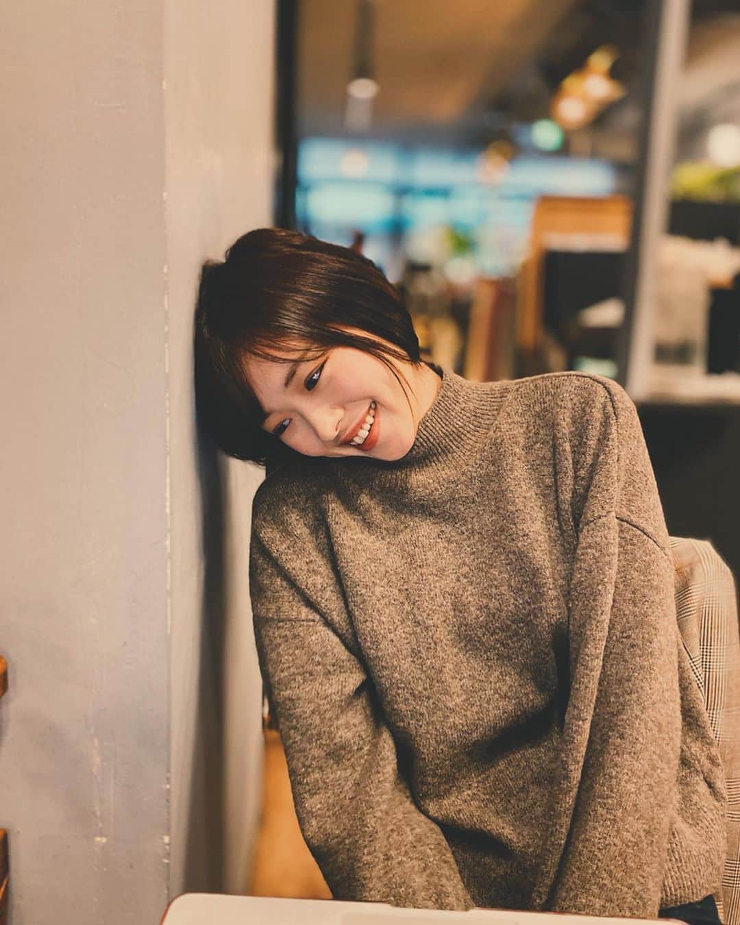のインスタグラム：「寒い日鼻先が冷たくなるのはなんでなんでしょうか？ . 世の中分からないことだらけでパッパラピ〜🐼 . . . . マネ亀動画上がったので見てね☺︎ 今回は難しくないですよ🐮 #photography #portrait #YouTuber #cafe #japan #被写体 #カフェ #カフェ巡り #投資女子 #サロモ #サロモ募集 #ニット #ニットコーデ #ヘアアレンジ #マネ亀 #マネーの亀 #さなまる」