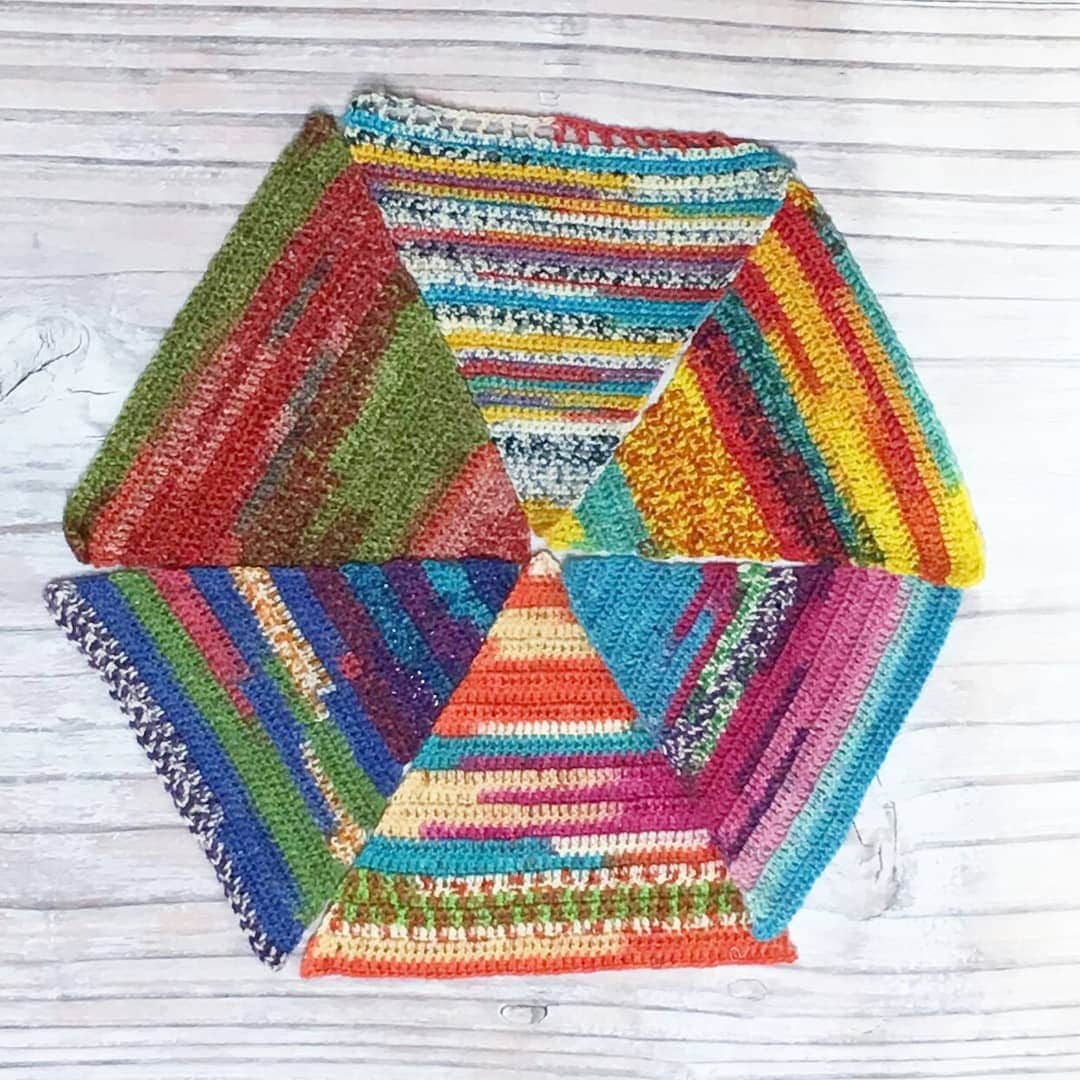 マーノクレアール (手芸のオカダヤグループ)さんのインスタグラム写真 - (マーノクレアール (手芸のオカダヤグループ)Instagram)「Opal毛糸で編む三角フラッグ。オカダヤ町田店のスタッフが、ディスプレイのために、たくさんフラッグを編みました！  早く編めるので、長編みで。 町田店は、オカダヤグループ内で、Opal毛糸の品揃えが一番豊富。毛糸の品揃えは、常時4,000種で国内最大級です！  また、オカダヤオンラインショップでは5,000種の毛糸を扱っています。 . ▼詳しい編み方はオカダヤてづくりブログをご覧ください 9/24「オパールで編む、三角フラッグ❣️たくさん編んもう！」オカダヤ町田店 . ▼オカダヤ町田店 10:00～19:30 042-710-5565 町田市原町田6-10-7 小田急小田原線「町田」駅より 徒歩2分 JR横浜線「町田」駅より 徒歩3分 . ▼オカダヤオンラインショップ 本投稿最後の画像からも、オンラインショップ毛糸特集へ行くことができます。 . #Opal毛糸 #Opal #opalyarn #オカダヤ町田店 #okadaya町田店 #三角フラッグ #ガーランド #梅村マルティナ #気仙沼kfsアトリエ #手編み #手編みの靴下 #手編み小物 #編み物 #編み物部 #編み物好きさんとつながりたい #編み物好きな人とつながりたい #手仕事のある暮らし #knitting #knit #sockyarn #毛糸 #Yarn #wool #町田 #マーノクレアール #manocreare #ホビースクランブル #HOBBYSCRAMBLE #オカダヤ #okadaya」10月17日 11時02分 - manocreare