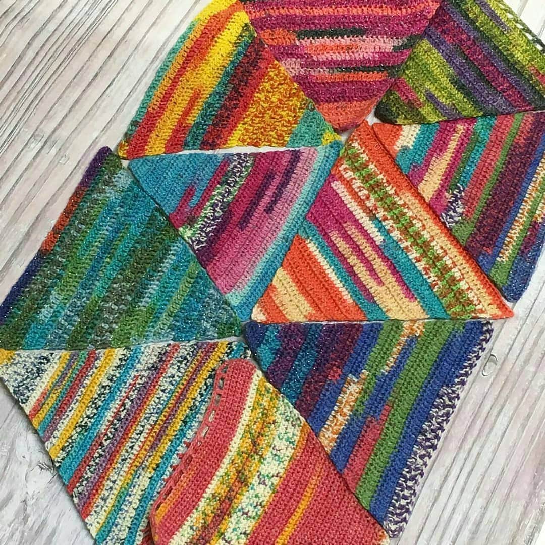 マーノクレアール (手芸のオカダヤグループ)さんのインスタグラム写真 - (マーノクレアール (手芸のオカダヤグループ)Instagram)「Opal毛糸で編む三角フラッグ。オカダヤ町田店のスタッフが、ディスプレイのために、たくさんフラッグを編みました！  早く編めるので、長編みで。 町田店は、オカダヤグループ内で、Opal毛糸の品揃えが一番豊富。毛糸の品揃えは、常時4,000種で国内最大級です！  また、オカダヤオンラインショップでは5,000種の毛糸を扱っています。 . ▼詳しい編み方はオカダヤてづくりブログをご覧ください 9/24「オパールで編む、三角フラッグ❣️たくさん編んもう！」オカダヤ町田店 . ▼オカダヤ町田店 10:00～19:30 042-710-5565 町田市原町田6-10-7 小田急小田原線「町田」駅より 徒歩2分 JR横浜線「町田」駅より 徒歩3分 . ▼オカダヤオンラインショップ 本投稿最後の画像からも、オンラインショップ毛糸特集へ行くことができます。 . #Opal毛糸 #Opal #opalyarn #オカダヤ町田店 #okadaya町田店 #三角フラッグ #ガーランド #梅村マルティナ #気仙沼kfsアトリエ #手編み #手編みの靴下 #手編み小物 #編み物 #編み物部 #編み物好きさんとつながりたい #編み物好きな人とつながりたい #手仕事のある暮らし #knitting #knit #sockyarn #毛糸 #Yarn #wool #町田 #マーノクレアール #manocreare #ホビースクランブル #HOBBYSCRAMBLE #オカダヤ #okadaya」10月17日 11時02分 - manocreare