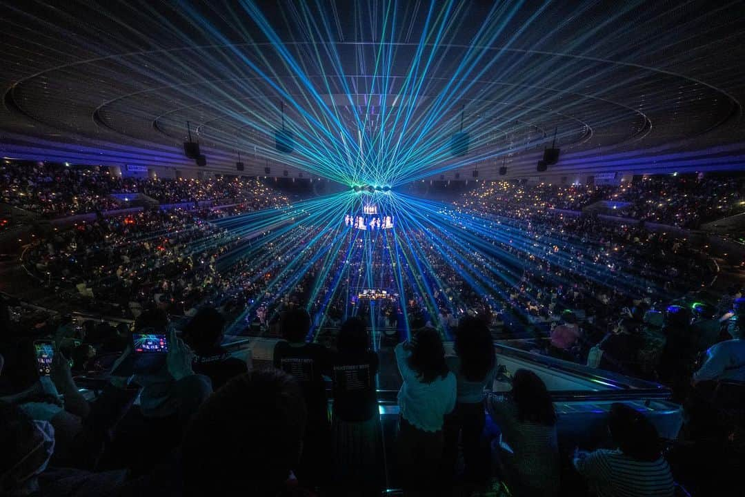 backstreetboysさんのインスタグラム写真 - (backstreetboysInstagram)「Man does it feel good to be back on the road! Thank you Japan 🖤✌🏻 We love you all!! #BSBOSA #DNAWorldTour」10月17日 11時08分 - backstreetboys