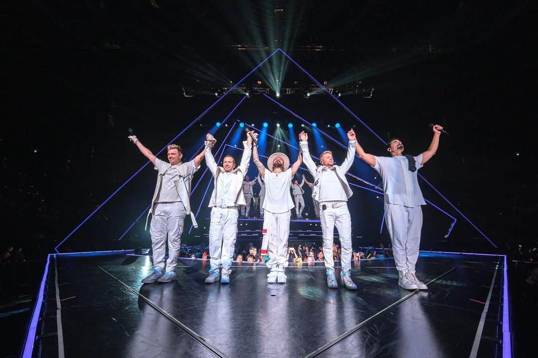 backstreetboysさんのインスタグラム写真 - (backstreetboysInstagram)「Man does it feel good to be back on the road! Thank you Japan 🖤✌🏻 We love you all!! #BSBOSA #DNAWorldTour」10月17日 11時08分 - backstreetboys