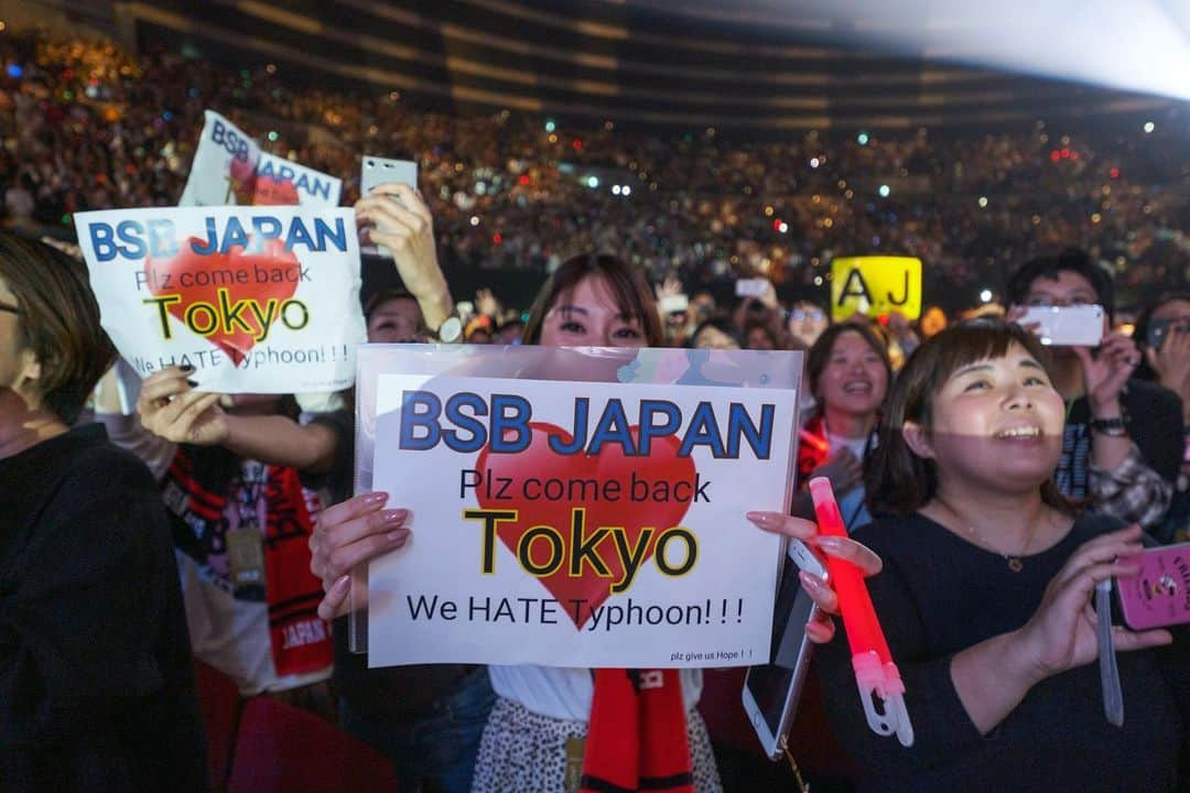 backstreetboysさんのインスタグラム写真 - (backstreetboysInstagram)「Man does it feel good to be back on the road! Thank you Japan 🖤✌🏻 We love you all!! #BSBOSA #DNAWorldTour」10月17日 11時08分 - backstreetboys