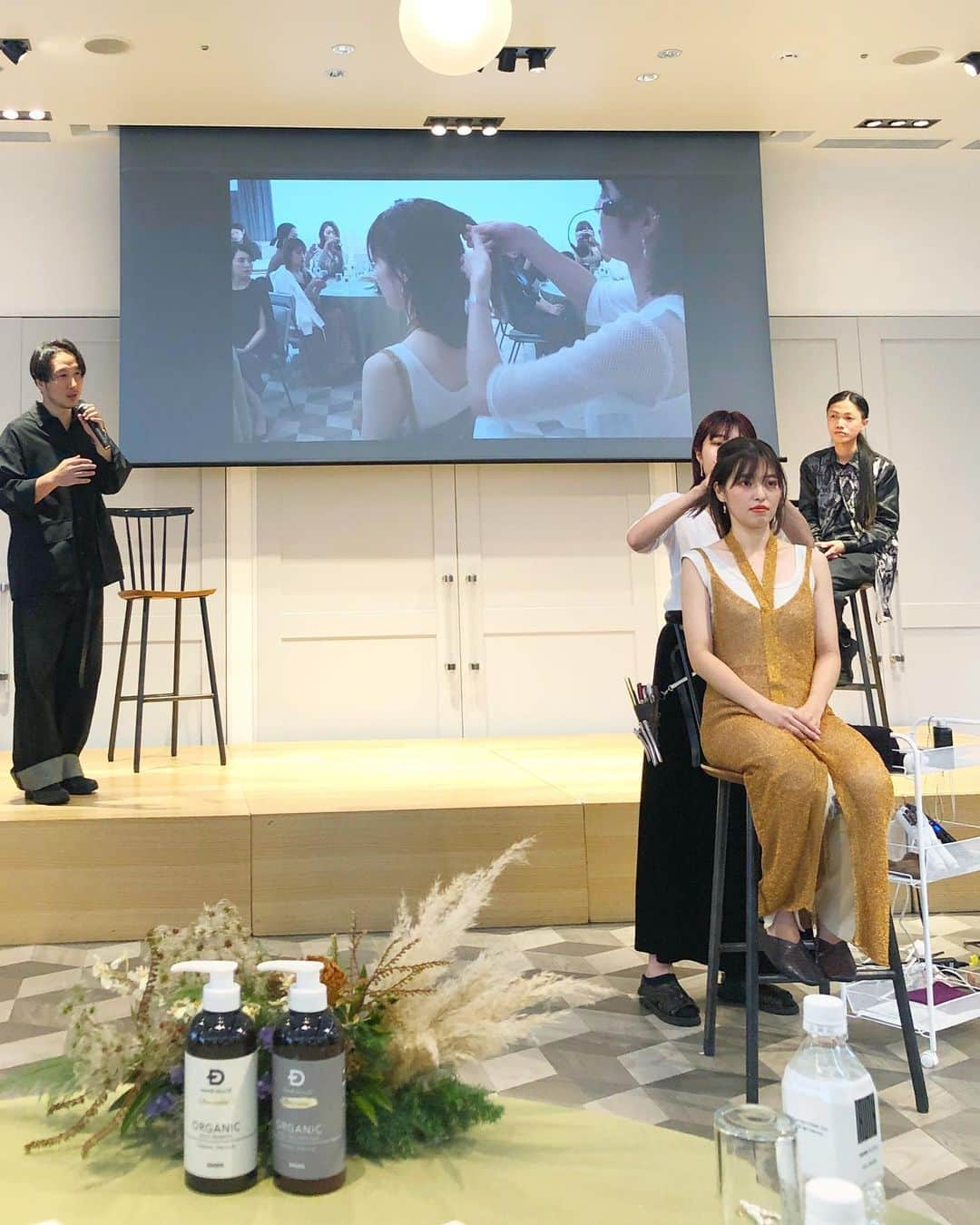 shizuka.watanabeさんのインスタグラム写真 - (shizuka.watanabeInstagram)「♡♡♡ ・ ・ 先日は　@scalpdbeaute のイベントへ行ってきました🙌 ・ ・ イベントでは有名美容師さんに教えてもらうヘアアレンジや髪の毛の美容方などの貴重なお話を聞けました！ ・ 美髪には頭皮の環境も大きく影響しているそうで いい髪の毛を作るには頭皮ケアも重要だそうです！ ・ 私頭皮ケアってしてなくて、、、、 ・ スカルプDオーガニックはノンシリコンなのにパサつかず頭皮に使う事もできて乾燥やベタつきから守ってくれるそう💗 ・ 自宅でヘッドスパを受けてる様な気分になれるのも嬉しいですよね〜♪ ・ 香りは高級感がある洋梨とユリ この二つ大好きな香りで毎日のシャンプーが楽しくなるよ〜🧴 ・ 子供たちにもママいい香りって言ってもらえて嬉しいです❤️ ・ ・ ・ ・ ・ #sponsored #スカルプDボーテ #スカルプDオーガニック #頭皮ケア #ヘアケア #シャンプー #オーガニック #大人女子スタイル #TRUNKHOTEL #美髪ケア #美髪　#hair #haircare #大人女子　#大人ヘア #トランクホテル #shampoo #organic #organicshampoo #organics」10月17日 11時22分 - shizuka.watanabe