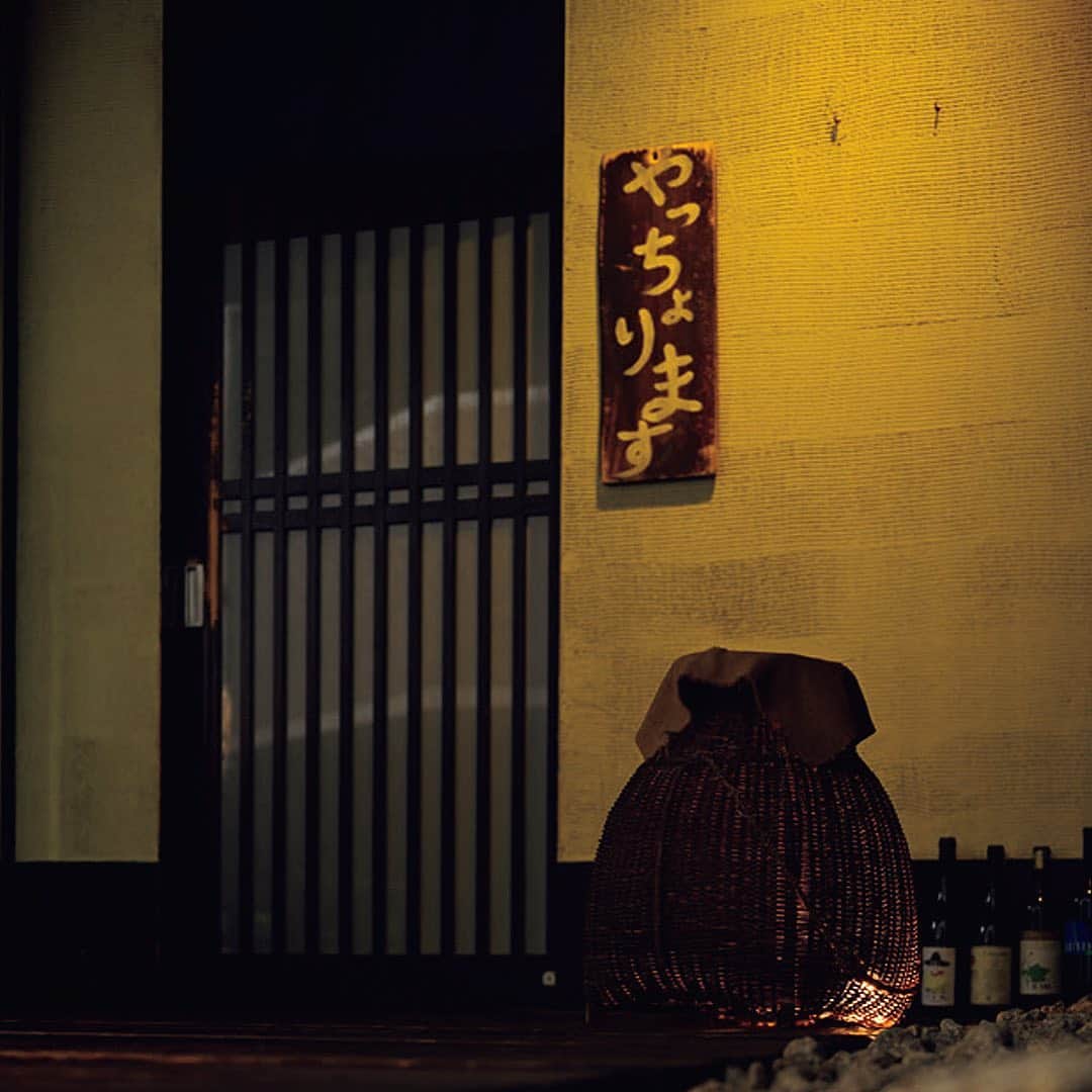 東京カレンダーさんのインスタグラム写真 - (東京カレンダーInstagram)「揚げ物とマヨネーズ…出会ってはいけない禁断のコンビネーション！ . 誘惑の多い居酒屋メニューの中でも、揚げ物ほどそそられるものはない。それも手の込んだ一品であればなおさらだ。 . 夜な夜な大人が『たもいやんせ』に集うのは、宮崎名物の「チキン南蛮」がお目当てと言っても過言ではない。 . ゆで卵、玉ねぎ、ピクルス、マヨネーズに少しの甘酢で仕上げたタルタルソースは、それだけで酒が飲めるほど。 二度揚げした鶏肉を甘酢にからませ、最後にたっぷりタルタルをのせ完成。家では真似できない、手間のかかった一品だ。 . ビール、ハイボール、焼酎……。お酒は品揃え豊富。芋焼酎の中には希少な銘柄も紛れている。にじみ出る肉汁と絡まり、あらゆる酒がハイペースで進んでしまうので、要注意。 . 店名 ▷九州料理 たもいやんせ 渋谷店 最寄り駅 ▷渋谷 ジャンル ▷和食・郷土料理 TEL ▷03-3461-4333 住所 ▷渋谷区神泉町 10-10 神泉ビル 1F シチュエーション ▷デート・友人・女子会 . ー続きは東カレwebまたはアプリにてー ▶︎『　東京カレンダー　九州料理 たもいやんせ 渋谷店　』で検索！ . #東京カレンダー #tokyocalendar #東カレ #東カレグルメ #東京グルメ #tokyogourmet  #tokyofood #tokyoeats #tokyorestaurant #japanesefoodie #居酒屋#渋谷#渋谷飲み#お酒のつまみ#酒のつまみ#酒の肴 #唐揚げ#おかず」10月17日 11時21分 - tokyocalendar