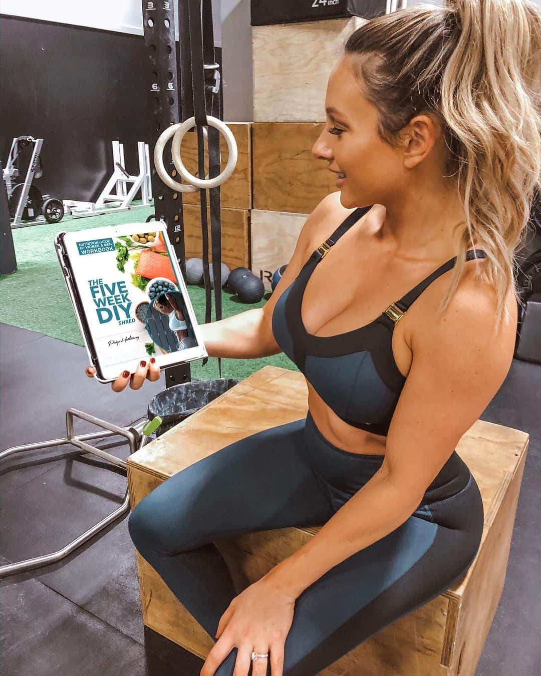 Paige Hathawayさんのインスタグラム写真 - (Paige HathawayInstagram)「IT’S FINALLY HERE! 😫😩😍 My very own 5-WEEK DIY SHRED.  I wanted to put together a program to help you build the body you deserve and confidence that comes with it.  As of today you can get both Ebooks by clicking the LINK IN MY BIO.  I’ve got it all covered for you.. If you’re looking for a training guide... 💪🏼You got it!! If your looking for nutritional help like meal plans and menus... 🍴I’ve got you covered!!! Bring these ebooks to the gym or when your shopping for recipes easily by downloading them right to your device.  THE BEST PART YOU ASK?! 🙃 For a limited time, not only are you getting over 200 pages of content, information and knowledge, but you will also get workbooks with trackers, guides, menus and more that you can print to help keep yourself accountable.  I’ve been working on these forever and I couldn’t be more excited to finally be able to share these with you all. I sincerely hope I can help you all reach your goals, so click the link and GET STARTED NOW!  www.paigehathaway.com」10月17日 11時15分 - paigehathaway