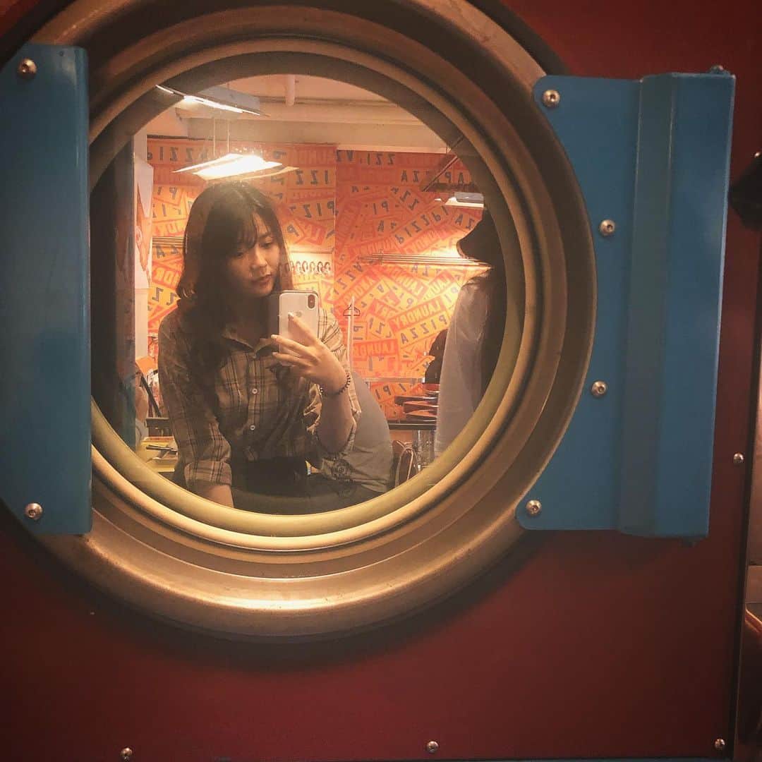 のインスタグラム：「ランドリーの中に映るわたし。 🍕屋さん。 . . #yuisa #korea #laundry #mirror #cafe #カンナムカフェ #江南カフェ #🍕#ピザ #韓国旅行 #카페 #강남카페 #laundrypizza #좋아요 #얼짱 #좋아요반사 #팔로우 #엘구 #ERG #한국여행 #일본 #런드리피자」