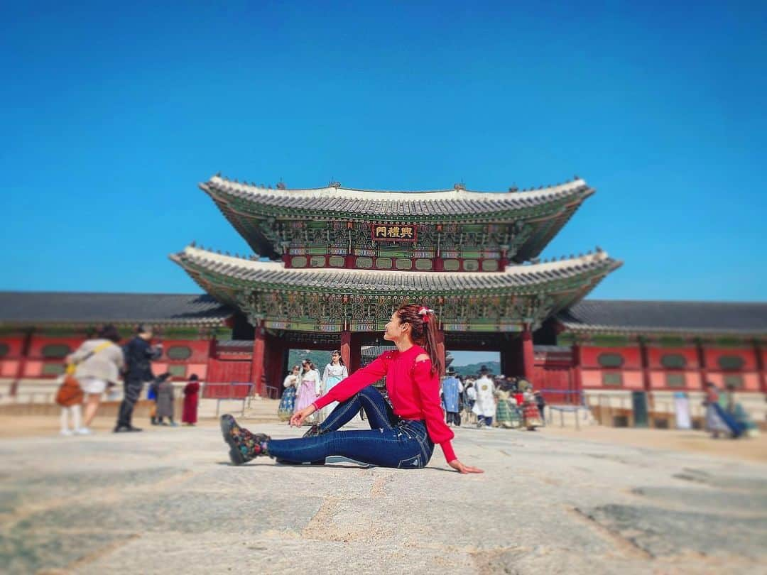 横町ももこさんのインスタグラム写真 - (横町ももこInstagram)「💖 . 満喫ぅ〜🏯 . .  #韓国旅行#korea#travel#한국여행#한국#서울#韓国#タビジョ#lovekorea#koreantrip#traveltokorea#ソウル旅行#チマチョゴリ#치마저고리#景福宮#경복궁 #キョンボックン#패션#koreantraditional#korean#宮廷#princess #ピンクモンスター#ピンクおばけ#pinkmonster#lovepink #japanesegirl#japanesemodel#일본여자#일본모델」10月17日 11時30分 - momochadayo