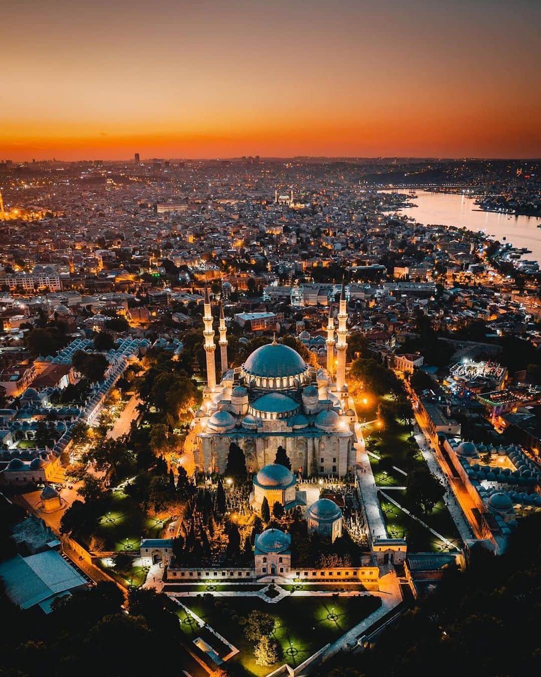 Earth Picsさんのインスタグラム写真 - (Earth PicsInstagram)「The beautiful skyline of Istanbul, Turkey 🇹🇷 captured by @markharrison4 - tag someone who wants to visit Turkey 🇹🇷」10月17日 11時23分 - earthpix