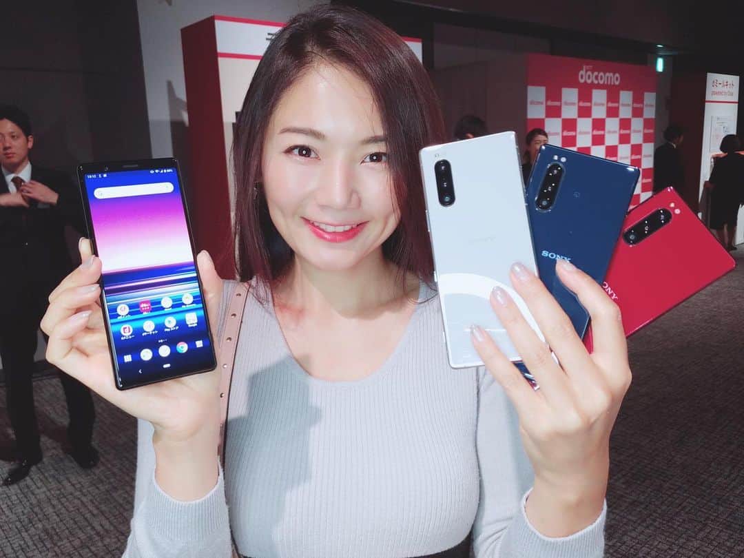 Ayanoのインスタグラム：「Sony Xperia 5📱 . 先日のdocomo発表会で取材したSONYの最新スマートフォンXperia 5、6.1インチの大画面なのに縦長なので片手で余裕で操作できる！さらにサイドセンスとGame enhancerがユーザー目線で使いやすくパワーアップしていて、Xperiaでこんなに興奮するのは初めてかも😂笑 会場でお世話になってるアスキーのスピーディー末岡さん @speedysueoka とイッツのお二人 @y_oot @yoshiyoshi737 と恒例のセルフィー😆🤳✨ #sony #experia #experia5」