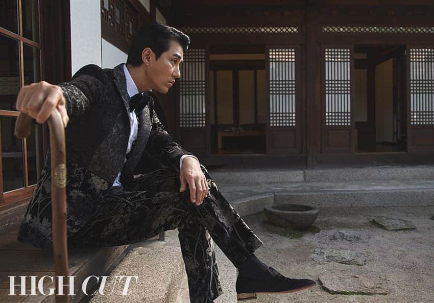 のインスタグラム：「Cha Seung Won @70csw  for HIGHCUT vol.247 💙 . . . . . #차승원 #ChaSeungWon #asianboy#맞팔 #셀스타그램 #셀카 #얼스타그램 #데일리 #선팔 #인스타그램 #koreanboy #l4l #f4f  #like4like  #おしゃれ #オシャレ #いいね返し #フォロー #韓国人 #韓国 #セルカ #自撮り #ファッ」