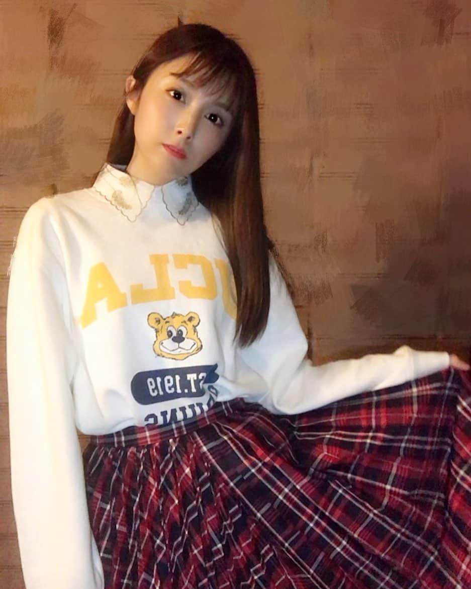 麻衣愛のインスタグラム：「下北沢で舞台だったから、下北沢で買ったつけ襟つけた☺️✨ #つけ襟 #トレーナー #寒い日はトレーナーに限る #fashion #juunj #juunjwomen #ucla」