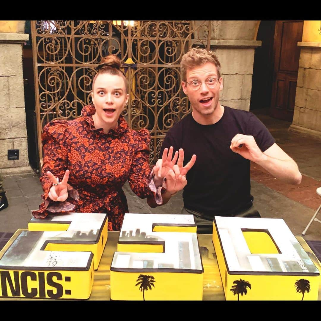 バーレット・フォアのインスタグラム：「How can you possibly point to one thing that gets you to a milestone like 250 episodes of television? So many factors must come into play. So many people must focus on a single vision. So many stars must align.  Wanna start with the cast? Sure. Thanks. But who is writing the words we say? Who is carrying the camera on their shoulders and focusing the frame? Who is lighting each and every shot so that it looks professional and dramatic. What about editing? And sound? And color correction and studio heads and network mucky mucks and make up and production assistants and location scouts and first assistant directors and second assistant directors? Who rented that helicopter? Who designed and built and decorated all those sets? What about the guys at crafty who feed us so we’re not cranky?  What about the publicity ladies and the hair dept and stunts and special effects and the transportation guys who move the trucks and trailers around. Who’s keeping an eye on the money and casting all the guest stars telling the background actors where to move and when? Who is printing out scripts and formatting the rewrites? It’s just endless. We’re a large village of humans working towards putting out an entertaining 43 minutes of television each and every week. I am constantly grateful and overwhelmingly humbled to be one human in such a fabulously efficient, successful, and creative village. . . . #ncisla #cbs #llcoolj #lindahunt #hetty teamworkmakesthedreamwork」