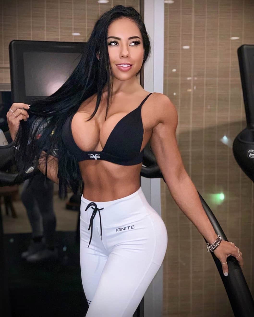 Eri Antonのインスタグラム：「Know exactly what you want & do anything to get it. Then do everything to keep it. 👊🏼 Rock the fit life in @ignite workout gear 💪🏼 @ignitesmodels  #ad #sponsored」