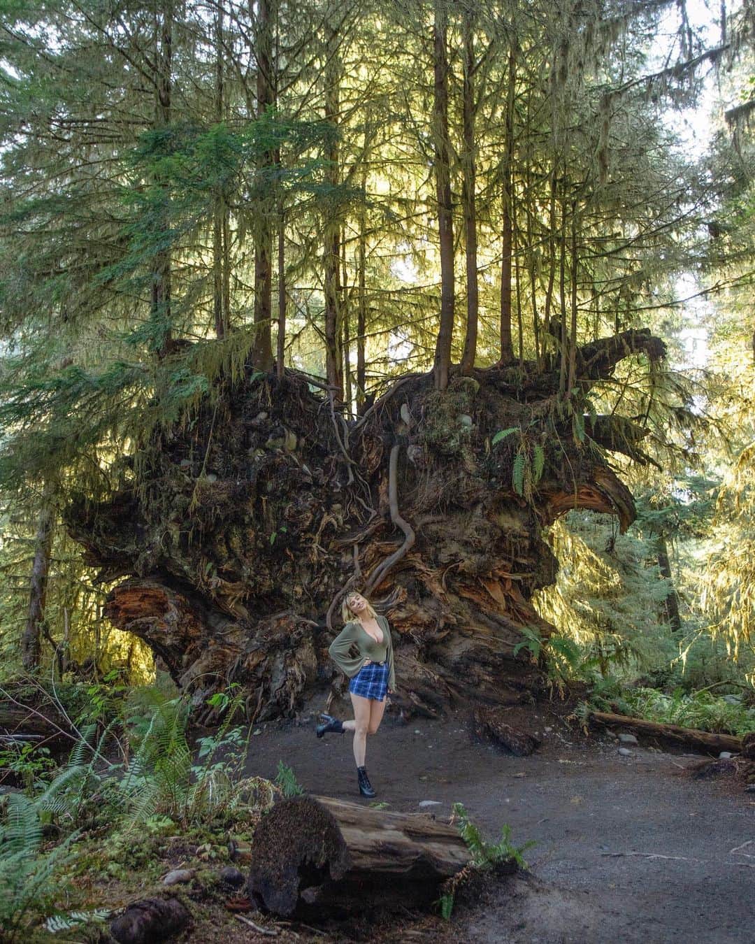サラ・ジーン・アンダーウッドさんのインスタグラム写真 - (サラ・ジーン・アンダーウッドInstagram)「Tree of life ❤️ SWIPE ✨ Outfit from @revolve . #revolveme #fallfashion #ootd #earthpix #adventuretime」10月17日 3時06分 - saraunderwood
