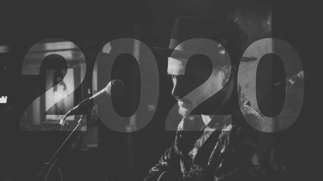 マイケル・マラーキーのインスタグラム：「2020 Tour: 🇬🇧 🇫🇷 🇧🇪 🇳🇱 🇩🇪 🇸🇪 🇩🇰 🇳🇴 🇷🇺 🇵🇱 🇨🇿 🇦🇹 🇸🇰 🇭🇺 🇮🇹 🇺🇦 🇪🇸...see you soon! Link in bio for tickets... ・・・ Jan 09 UK Manchester, Deaf Institute Jan 10 UK London, Bush Hall Jan 11 FRA Paris, Cafe La Danse Jan 13 BEL Antwerp, Zappa Jan 14 HOL Amsterdam, Melkweg Jan 15 GER Cologne, Luxor Jan 17 DEN Copenhagen, Little Vega Jan 18 SWE Stockholm, Nalen Klubb Jan 19 NOR Oslo, Parkeateret Jan 21 GER Hamburg, Nochtspeicher  Jan 22 GER Frankfurt, Das Bett Jan 23 GER Berlin, Bi Nuu Jan 24 POL Warsaw, Proxima Jan 25 CZE Prague, Roxy Jan 27 HUN Budapest, Durer Kert  Jan 28 AUT Graz, Orpheum Jan 29 SLOV Bratislava, Randal Club  Jan 31 ITA Milan, Gate Feb 01 GER Munich, Strom Feb 03 UKR Kiev, Caribbean Club Feb 05 RUS Moscow, 16 Tons Feb 06 RUS St Petersburg, The Place Feb 07 SPA Barcelona, Antiga Fabrica Estrella Damm Feb 08 SPA Madrid, Moby Dick ・・・ www.michaelmalarkeyofficial.com ・・・ #graveracer #europeantour #michaelmalarkey #ticketsavailablenow  #linkinbio」