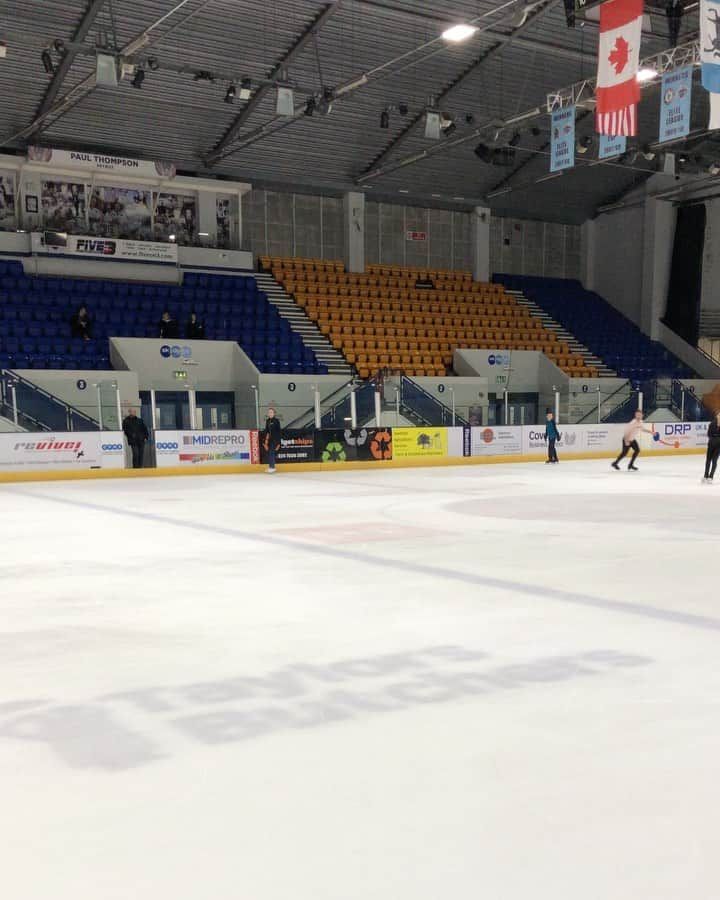 Phil Harrisのインスタグラム：「Been getting stuck in with the kids during lessons recently and getting them to follow my lead! They always show a different energy and step up their game!  Love giving them the motivation and the inspiration to continue to improve! 🙌🏼👊🏼💪🏼❤️⛸ #proudcoach #workinghard #teamwork . . . @lolatodd @pulsinhq @britishiceskating @isufigureskating @figureskaterfitness @theskatingskater @inspiringskaters @villagegym @wearefeel #coaching #coach #students #retired #athlete #30s #3A #2A #jumping #figureskating #figureskater #iceskating #iceskater #workingwednesdays #rolemodel #inspiring #motivation #follow #coachingmethod #hardwork #success #stillgotit #lookinggood #training #fun #effective」