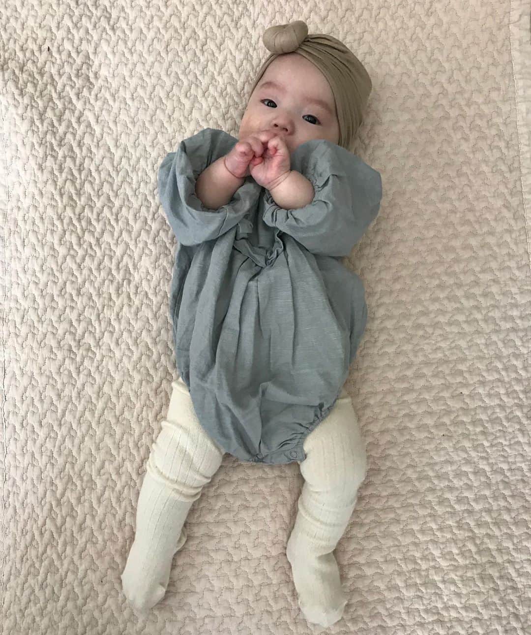 濱中鮎子のインスタグラム：「夜中の授乳タイムに完全に起きてしまい携帯を開いてしまったダメなパターン🙅‍♀️ お嬢そろそろニューカラー帽子欲しいね。  #1日があっという間 #寝よう私  #お嬢コーデ」