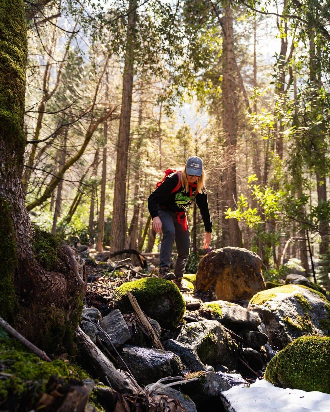 Karan B.のインスタグラム：「Moving into the light. Does that sound mysterious to you? Do you think it has a hidden meaning? If so, it sounds very stressful to interpret captions and overthink them the way you do.  Oh, and here’s a shot of @shannonweeeee hiking from a shady spot to a sunny spot.」