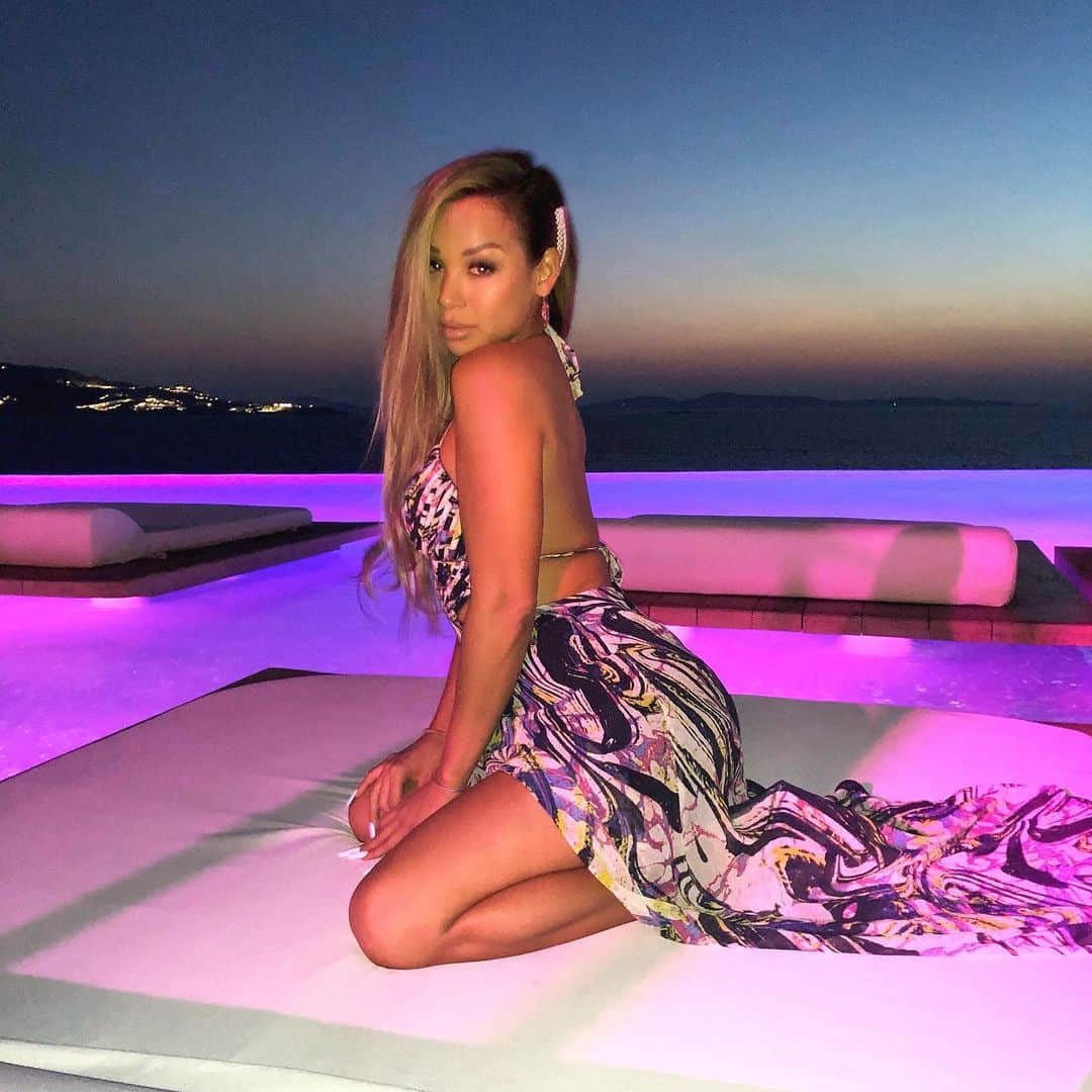 ダニー・リエルのインスタグラム：「My bedroom smize be lighting up the night yo...😏」