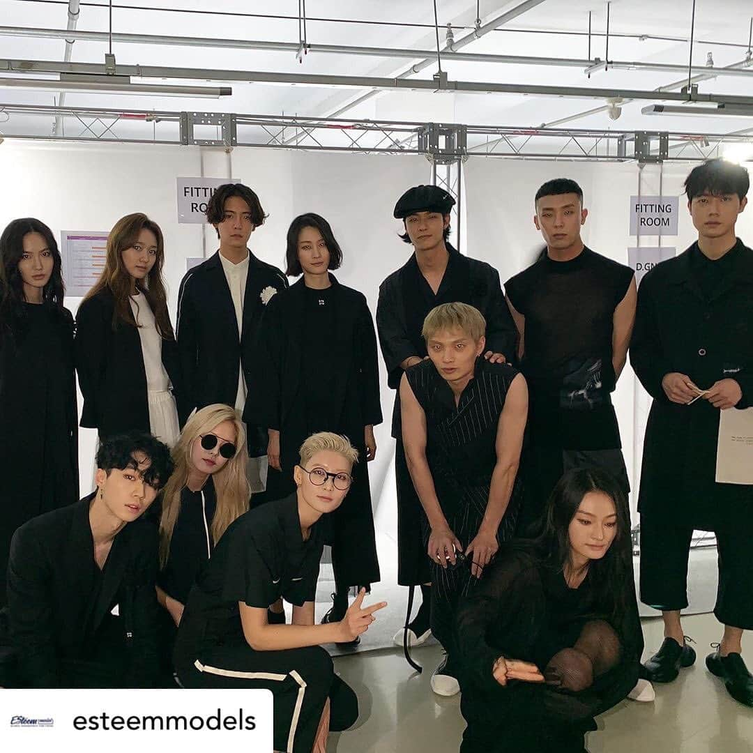 munzi_87のインスタグラム：「Posted @withrepost • @esteemmodels #SFW S/S 2020 BACKSTAGE @dgnakofficial - #에스팀모델 #에스팀 #모델 #패션모델 #패션 #패션쇼 #ESteemmodel #ESteem #model #fashionmodel #kmodel #fashion #FASHIONSHOW #seoulfashionweek #SFW2020SS @seoulfashionweek_official」