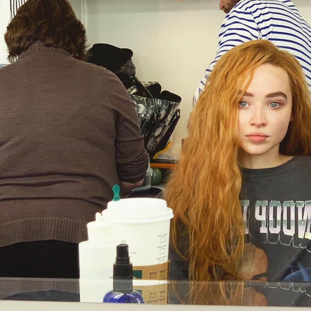 のインスタグラム：「roses are red violets are blue  my hair is red  #cloudsmovie」