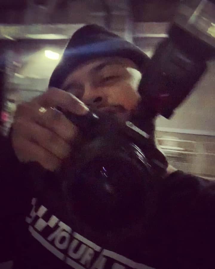 Alfredo Floresのインスタグラム：「LONDON!! Show 5 at the O2. Last show in Europe! Show 80. LETS GOOOOO 📸✨ #sweetenertour」