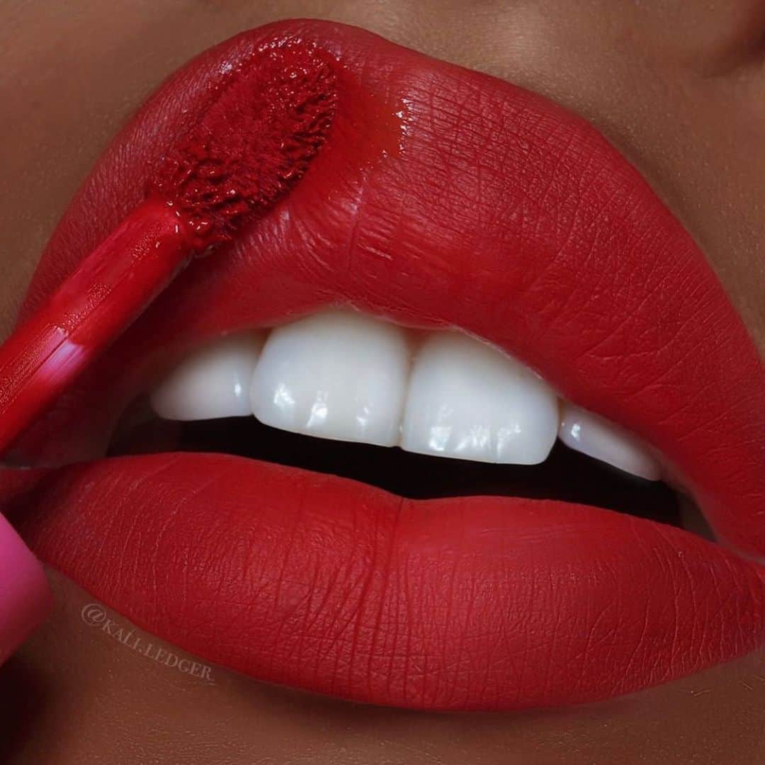 Jeffree Star Cosmeticsさんのインスタグラム写真 - (Jeffree Star CosmeticsInstagram)「Bloody kisses💉 @kali.ledger wearing our #velourliquidlipstick in the shade #REDRUM 🖤#jeffreestarcosmetics」10月17日 5時59分 - jeffreestarcosmetics