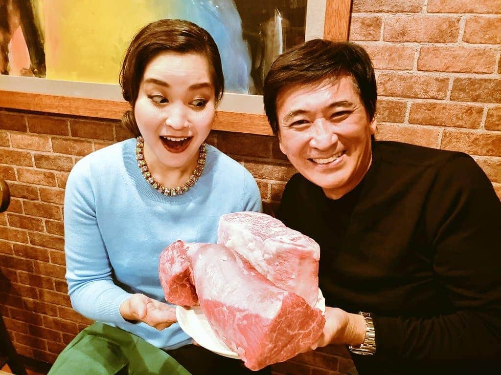 藤岡幸夫のインスタグラム：「昨日の関西フィル定期補助席まででて満席のお客様ありがとうございました！ウォルトンの神尾真由子さんは情熱的で妖艶にしてセクシー！強烈なコントラストで作品の魅力を引き出し、ハチャトリアンの交響曲２番は関西フィルの魅力が全快の熱く濃厚で豪快な演奏ができた手応え‼️感謝‼️終演後は新地の「黒川」でサントリーの皆さんに絶品の肉をご馳走になりました。黒川シェフとサントリーから来てくださってる関西フィルの浜橋専務理事。このプログラムをそのまま、また何処かでやりたい…‼️ 昨日の定期はエンターザミュージック収録しました。 #神尾真由子」