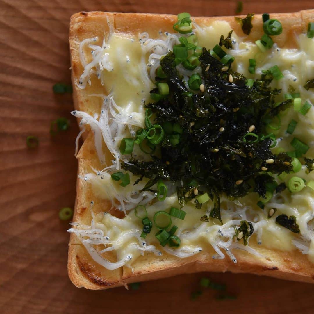 のインスタグラム：「味噌マヨしらすのチーズトースト🧀 ・ 高いけどやっぱり美味しいから買ってしまう乃が美の食パン😋 ・ 冷蔵庫のありもので美味しい朝食が出来ました✨ ・ 味噌の焦げた香りがたまらない😍 ・ レシピはブログでご紹介しています。 @mi1341 ←プロフィールのURLからブログへ飛べます。 ・ 是非ご覧頂けたら嬉しいです✨ ・ #めがねとかもめと北欧暮らし#朝のせごはん#朝ごはん#朝食#簡単ごはん#簡単レシピ#トースト#トーストアレンジ#しらす#しらすトースト#チーズトースト#韓国海苔フレーク#COSTCO#コストコ#乃が美#高級食パン#cooking#cookingram ・」
