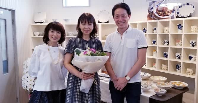 女子アナ47のインスタグラム：「みなさんこんにちは! 横浜市出身、元愛媛朝日テレビアナウンサーの大澤さつきです。  皆さん砥部焼（とべやき）って知ってますか⁇  砥部焼は愛媛の伝統的な焼き物なんです！  砥部焼は讃岐うどんの器にもよく使われているんですよ✨  皆さんもぜひ讃岐うどんを食べた際には器にも注目してみてください😊  #女子アナ47 #47発信プロジェクト #アナウンサー #フリーアナウンサー #女子アナ #地方創生 #地方創生アナウンサー #司会 #司会者 #愛媛旅行 #愛媛観光 #愛媛 #愛媛県 #砥部焼 #砥部焼き #砥部焼陶芸館 #砥部焼 #きよし窯 #マグカップ #マグカップ集め #やきもの #磁器 #陶器 #里窯 #砥部焼大使 #砥部」