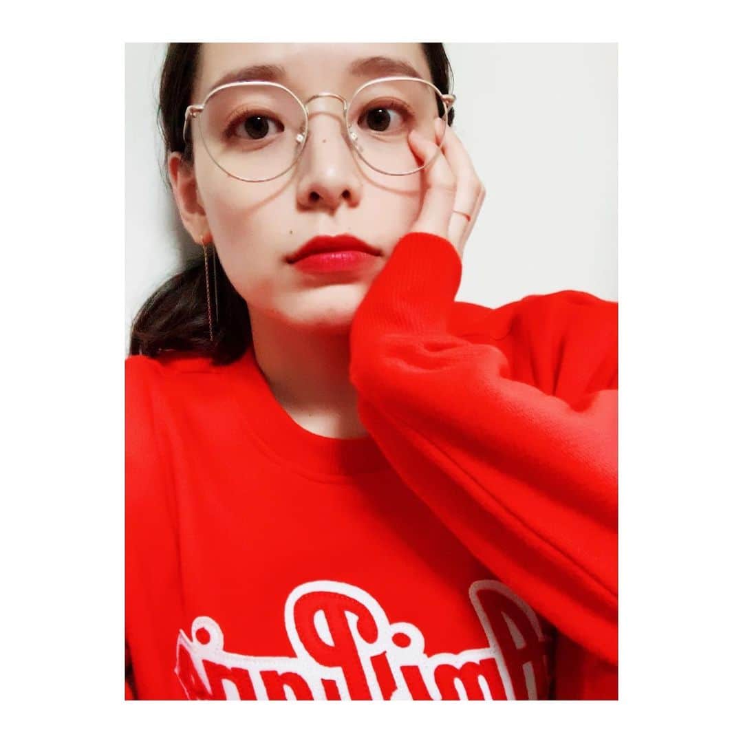 のインスタグラム：「🍎 赤いリップ に 赤い服 ・ #red #赤 #🍎」