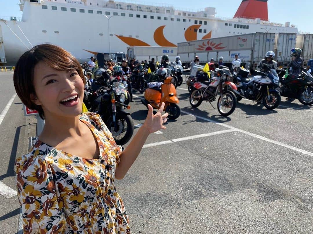 きのせひかるのインスタグラム：「#大隅制覇 ⑦ . 朝9時の志布志港☀️ 大勢のライダー＆サイクリストが 「大隅制覇！」に向け 一斉に出発です🏍💨 . どうかお気をつけて いってらっしゃ〜い🙌 . . . #フェリー #さんふらわあ #鹿児島県 #大隅半島 #志布志市志布志町志布志 #志布志港 #船旅 #女子旅 #バイク旅 #サイクリング #ツーリング #ライダー #サイクリスト #お見送り #バイク女子 #バイクのある風景 #バイクのある生活 #バイクのある景色 #バイクのある人生 #バイク好きな人と繋がりたい #ショートカット #花柄ブラウス #九州旅行 #鹿児島ツーリング #ライクアウインド #bike #motorcycle #smile #byebye」