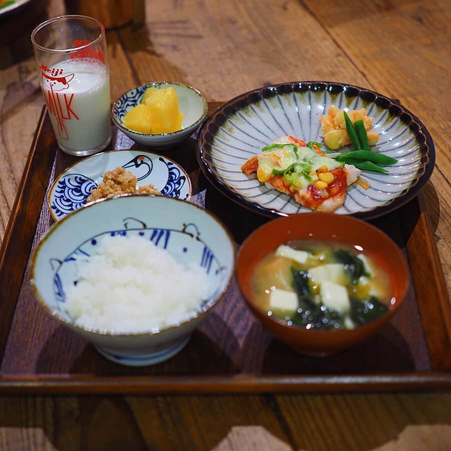 シンプルご飯が好き。さんのインスタグラム写真 - (シンプルご飯が好き。Instagram)「水曜日の夕飯 ササミのピザ焼き タラモサラダ 茹でいんげん ひきわり納豆 大根と豆腐とワカメの味噌汁 パイナップルと牛乳 ━━━☞━━━☞━━━☞━━━☞𓃟𓃟＊＊ ササミのピザ焼きはお代わり自由です。 1枚目のりんごは台風被害にあった 群馬のりんご農家さん @kaorien.hiromi さんのりんごです。 まだ酸味もあり、傷がついてしまったものの 加工用としては使えるりんごが売れずに 沢山残っていると投稿していました。 このような被害にあってる農家さんは沢山あると思いますが少しでも助けになれば、と思い 紹介させていただきます。 個人でパイやジャム作りはもちろん レストランやカフェの方々いかがでしょうか。 詳しくは香里園さんへ。」10月17日 7時59分 - heavydrinker